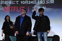 Netflix映画「フランケンシュタイン」ジャパンプレミアに登壇したギレルモ・デル・トロ（中央）と小島秀夫（右）