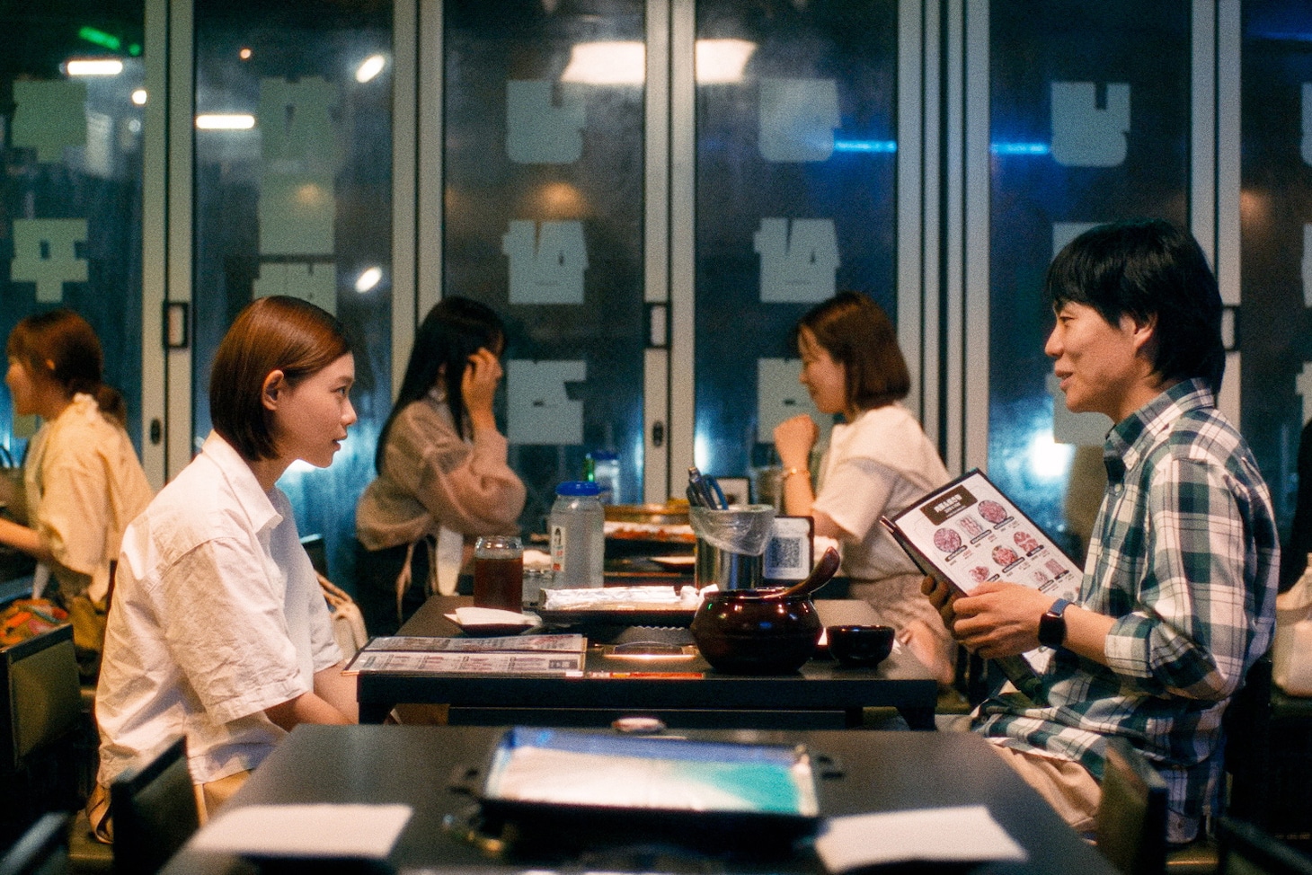 映画「ミーツ・ザ・ワールド」新場面写真。左から杉咲花演じる三ツ橋由嘉里、令和ロマンくるま演じる奥山譲