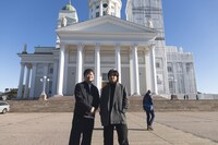 ヘルシンキ大聖堂を訪れた佐藤二朗（左）と山田裕貴（右）