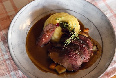 山田裕貴と佐藤二朗が現地で食し、山田が「フィンランドで面白かったこと」として挙げたトナカイ料理