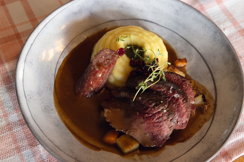 山田裕貴と佐藤二朗が現地で食し、山田が「フィンランドで面白かったこと」として挙げたトナカイ料理