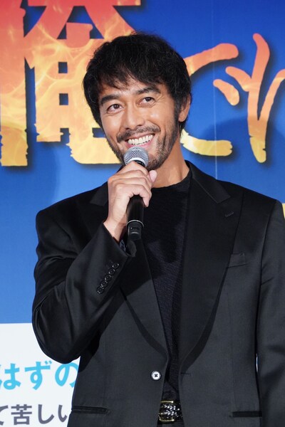 「みじめな役です」と笑いながら話す阿部寛
