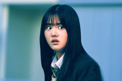 原菜乃華演じる、ある日突然霊が見えるようになった高校生・四谷みこ