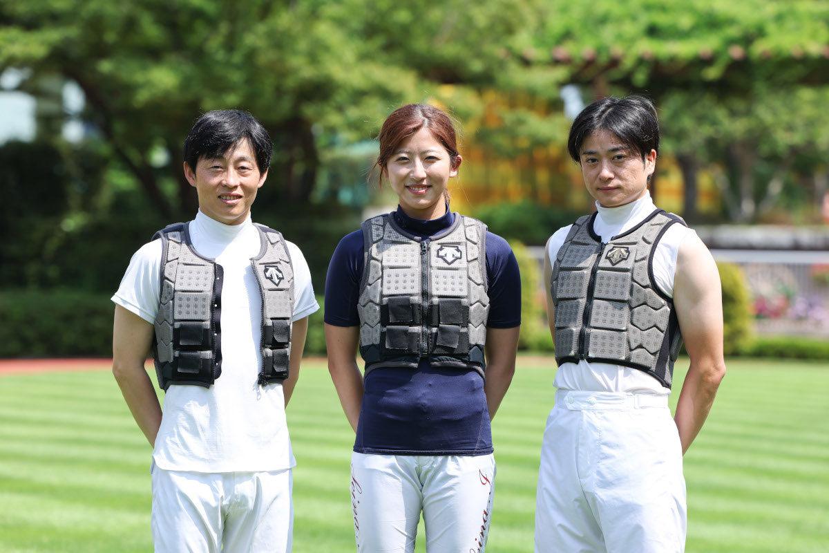 日曜劇場「ザ・ロイヤルファミリー」第1話には、現役騎手の丸田恭介（左）、今村聖奈（中央）、菅原隆一（右）も出演