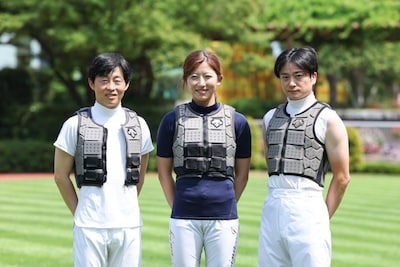 日曜劇場「ザ・ロイヤルファミリー」第1話には、現役騎手の丸田恭介（左）、今村聖奈（中央）、菅原隆一（右）も出演