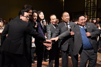 ドラマでおなじみの円陣シーンを再現する天海祐希たち