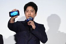 オーロラの写真を見せる大沢たかお