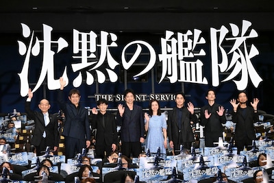 「沈黙の艦隊 北極海大海戦」初日舞台挨拶にて、左から笹野高史、江口洋介、津田健次郎、大沢たかお、上戸彩、中村蒼、渡邊圭祐、吉野耕平