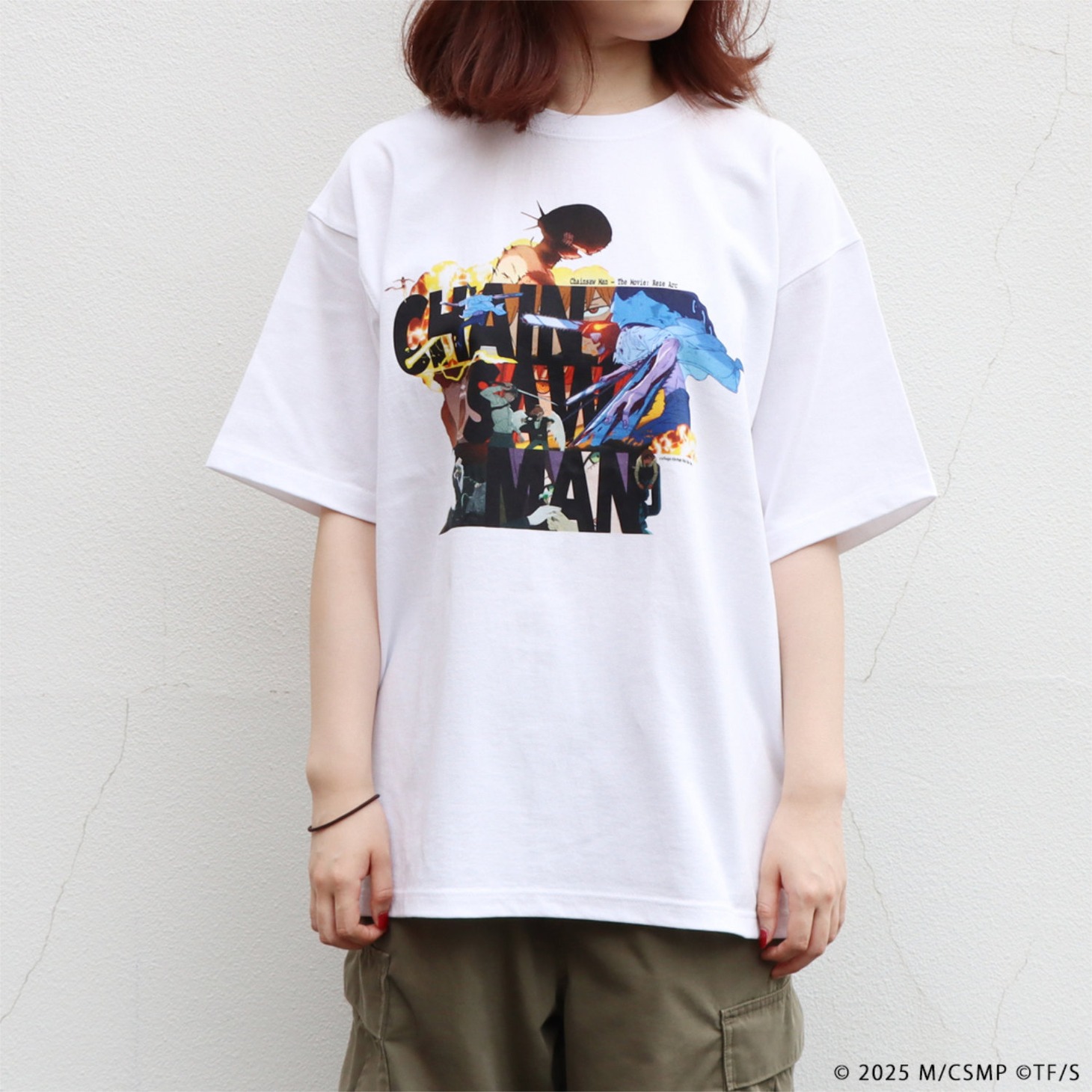 劇場版「チェンソーマン レゼ篇」ナタリーストアによるオリジナルTシャツ第2弾・Q-TA（ホワイト）の着用イメージ