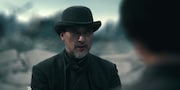 Netflixシリーズ「今際の国のアリス」シーズン3 場面写真。渡辺謙演じる老紳士