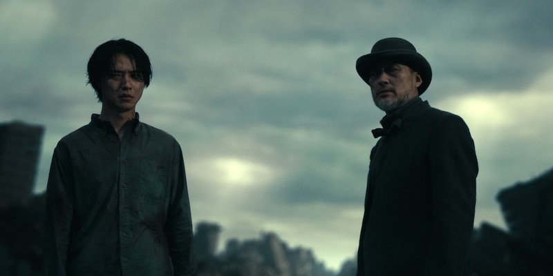 Netflixシリーズ「今際の国のアリス」シーズン3 場面写真。山﨑賢人演じるアリス（左）、渡辺謙演じる老紳士（右）