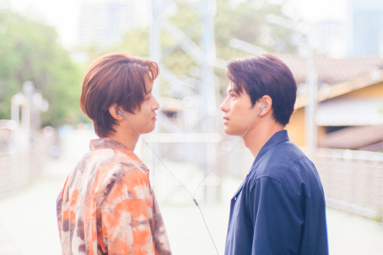 「（LOVE SONG）」場面写真。左から向井康二演じるカイ、森崎ウィン演じるソウタ