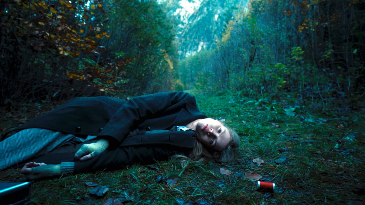 「世界一不運なお針子の人生最悪な1日」場面写真。人生の崖っぷちにいたお針子バーバラは麻薬取引の現場に遭遇したことをきっかけに、商売道具の針と糸で運命を切り開いていく