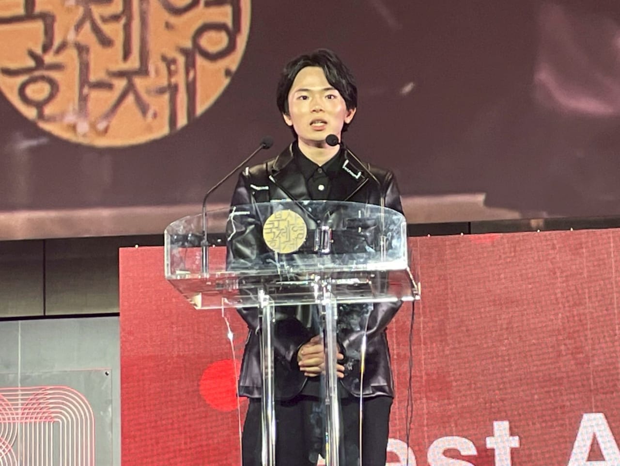 「愚か者の身分」で北村匠海、綾野剛とともに第30回釜山国際映画祭コンペティション部門の最優秀俳優賞を受賞し、スピーチする林裕太