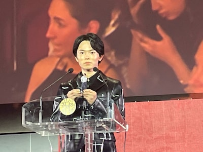 第30回釜山国際映画祭の授賞式で北村匠海、綾野剛のアクリルスタンドを披露する林裕太