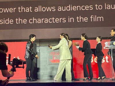 第30回釜山国際映画祭コンペティション部門の最優秀俳優賞を北村匠海、綾野剛とともに受賞し、代表して授賞式に出席した林裕太（左）