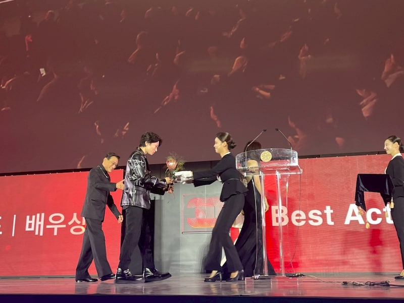 第30回釜山国際映画祭コンペティション部門の最優秀俳優賞を北村匠海、綾野剛とともに受賞し、代表して授賞式に出席した林裕太（左から2人目）