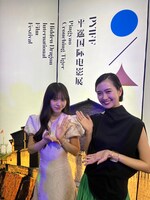 第9回平遥国際映画祭のオープニングセレモニーに出席した仲村悠菜（左）、小川未祐（右）