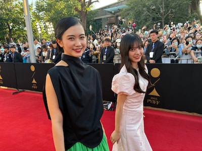 第9回平遥国際映画祭のオープニングセレモニーに出席した仲村悠菜（右）、小川未祐（左）