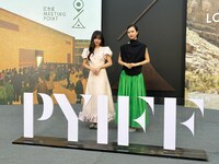 第9回平遥国際映画祭のオープニングセレモニーに出席した仲村悠菜（左）、小川未祐（右）