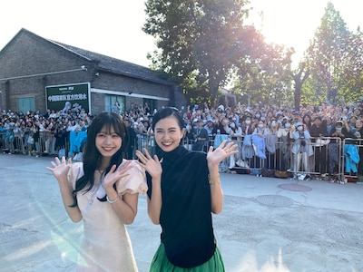 第9回平遥国際映画祭のオープニングセレモニーに出席した仲村悠菜（左）、小川未祐（右）