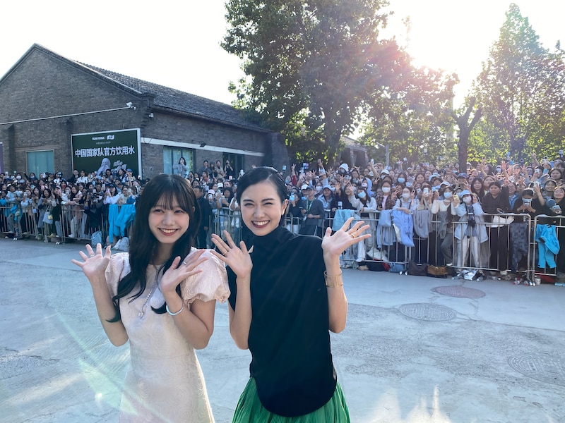 第9回平遥国際映画祭のオープニングセレモニーに出席した仲村悠菜（左）、小川未祐（右）