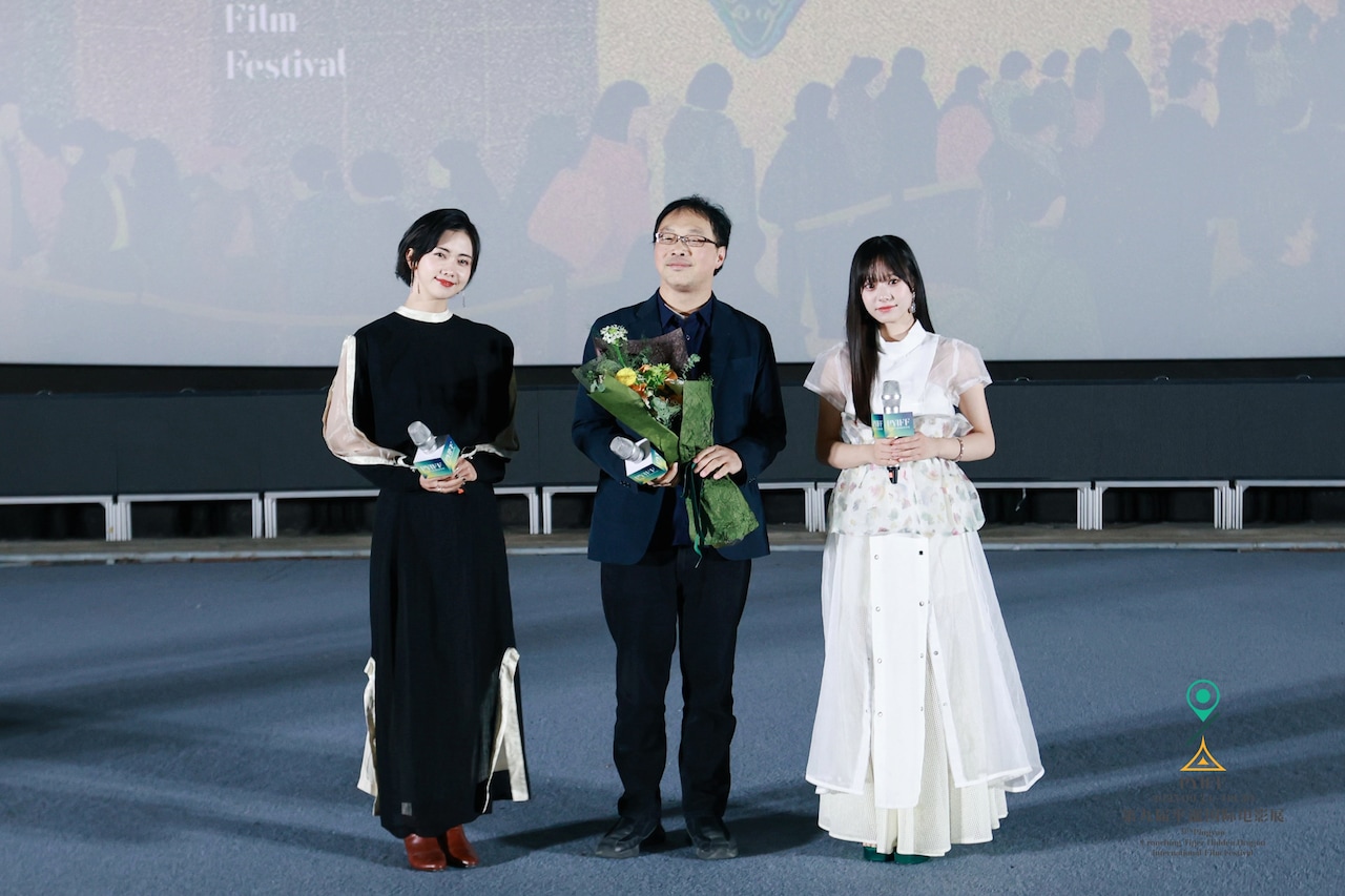 第9回平遥国際映画祭での「恋愛裁判」公式上映の様子。左から小川未祐、深田晃司、仲村悠菜