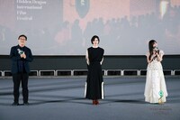 第9回平遥国際映画祭での「恋愛裁判」公式上映の様子。左から深田晃司、小川未祐、仲村悠菜