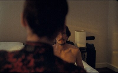 「サムシング・ハプンズ・トゥ・ミー」場面写真