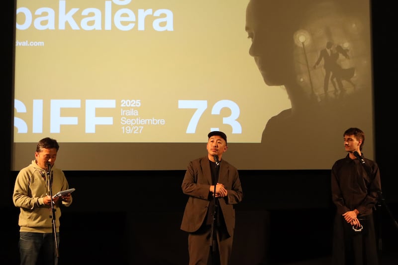 第73回サンセバスチャン国際映画祭のQ&Aに登壇した三宅唱（中央）