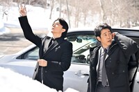 「映画ラストマン -FIRST LOVE-」場面写真。福山雅治演じる皆実広見（左）、大泉洋演じる護道心太朗（右）