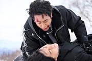 「映画ラストマン -FIRST LOVE-」場面写真。皆実広見に駆け寄る護道心太朗