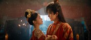 中国ドラマ「与君相刃 ～君に捧ぐ誓いの刃」場面写真。左からホン・シャオ（洪潇）演じる趙小刃（チャオ・シャオレン）、ヤン・ゾー（楊沢）演じる君陌（ジュン・モー）