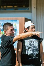 左から角田恭弥、フェルナンデス直行