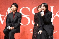 手前左から藤木直人、のん