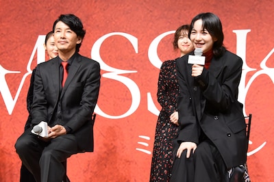 手前左から藤木直人、のん