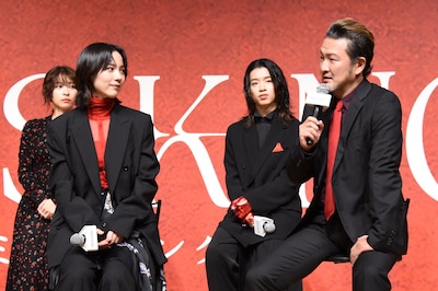 手前左からのん、中村獅童