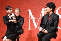 手前左から倉科カナ、藤木直人