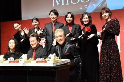 バースデーサプライズの様子。手前左から森愁斗、中村獅童、西岡德馬