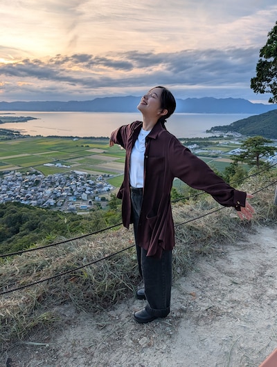 「Google Pixel presents ANOTHER SKY（アナザースカイ）」10月4日放送回にて、故郷の滋賀で深呼吸をする堀田真由