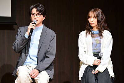 「すべての恋が終わるとしても」制作発表会見の様子。左から白洲迅、市川由衣