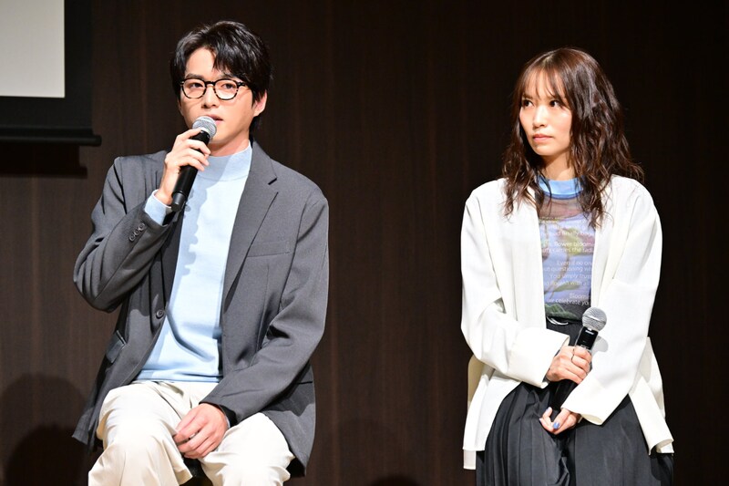 「すべての恋が終わるとしても」制作発表会見の様子。左から白洲迅、市川由衣