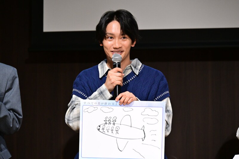「すべての恋が終わるとしても」制作発表会見にて、なにわ男子のデビュー日をイラストで紹介する藤原丈一郎