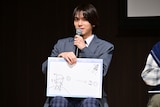 「すべての恋が終わるとしても」制作発表会見にて、野球好きの父親への親孝行エピソードをイラストで紹介する山下幸輝