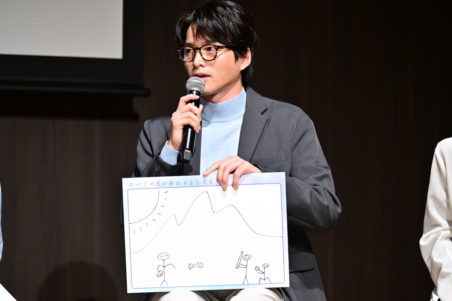「すべての恋が終わるとしても」制作発表会見にて、青森に住む祖父母の家で過ごしたエピソードをイラストで紹介する白洲迅
