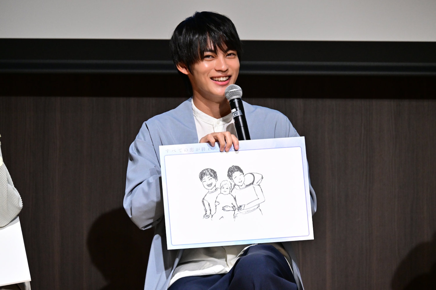「すべての恋が終わるとしても」制作発表会見にて、妹が生まれたときのことをイラストで紹介する神尾楓珠