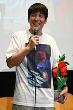 ホウセンカのぬいぐるみを手に登壇した木下麦