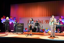 主題歌「ファンファーレ」を演奏するAwesome City Club