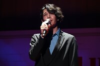 劇中歌「Snowish」を歌唱する柿澤勇人