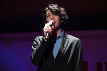 劇中歌「Snowish」を歌唱する柿澤勇人